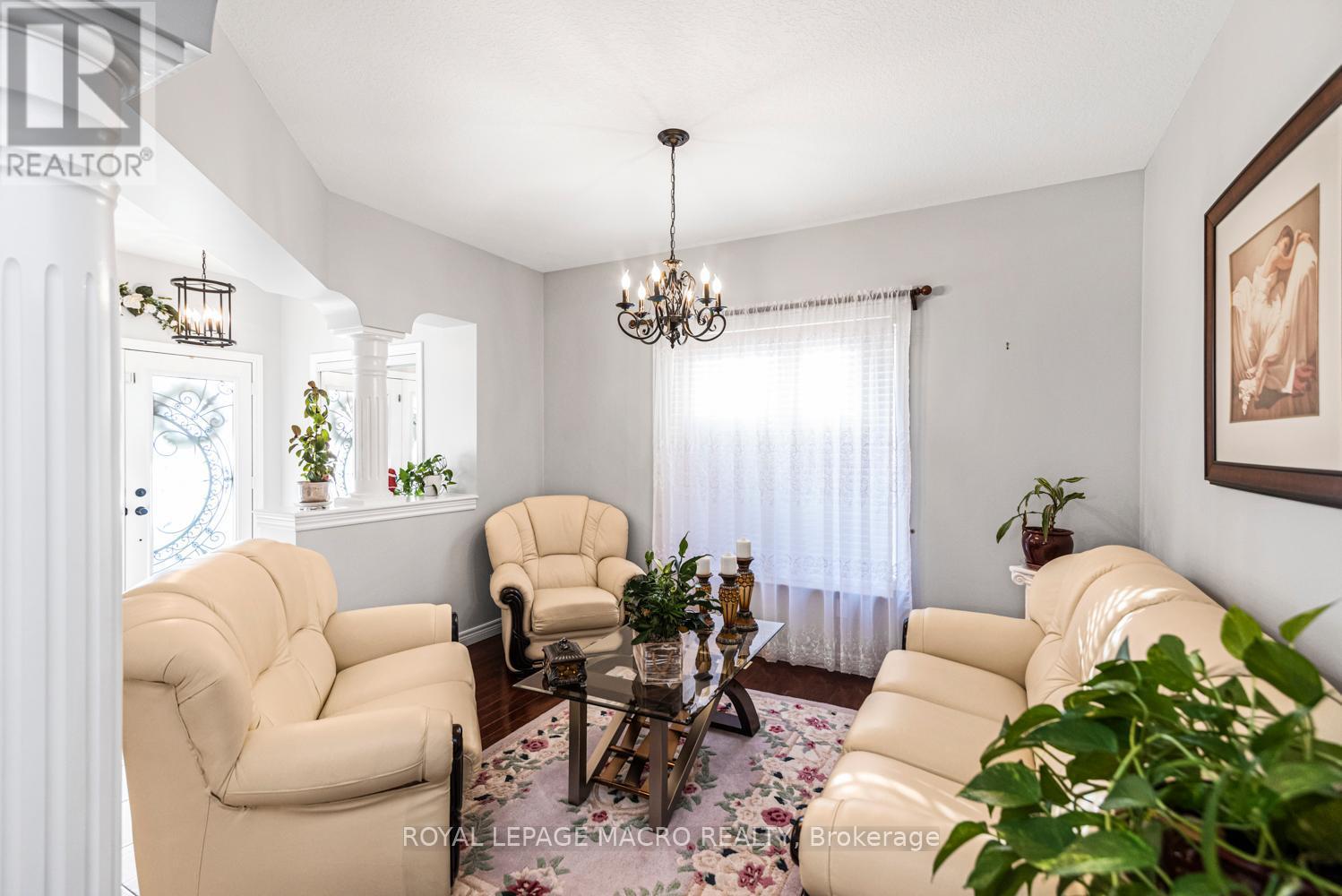 102 Erika Crescent, Hamilton, ON - Indoor Photo Showing Living Room
