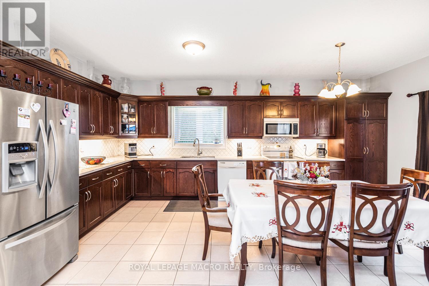 102 Erika Crescent, Hamilton, ON - Indoor Photo Showing Kitchen