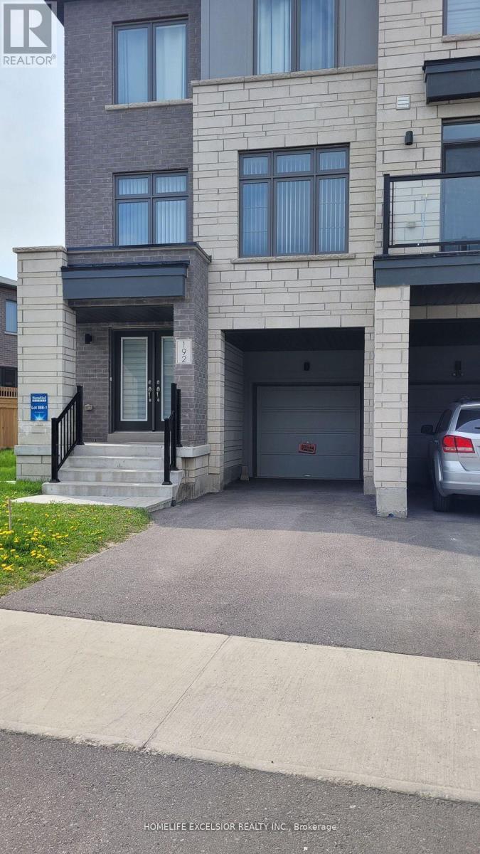 Garage with long driveway - 192 Tango Crescent, Newmarket, ON - Outdoor