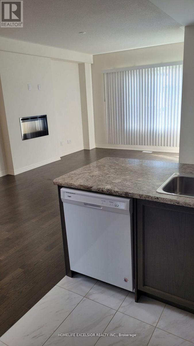 Living room and electric FP - 192 Tango Crescent, Newmarket, ON - Indoor Photo Showing Kitchen