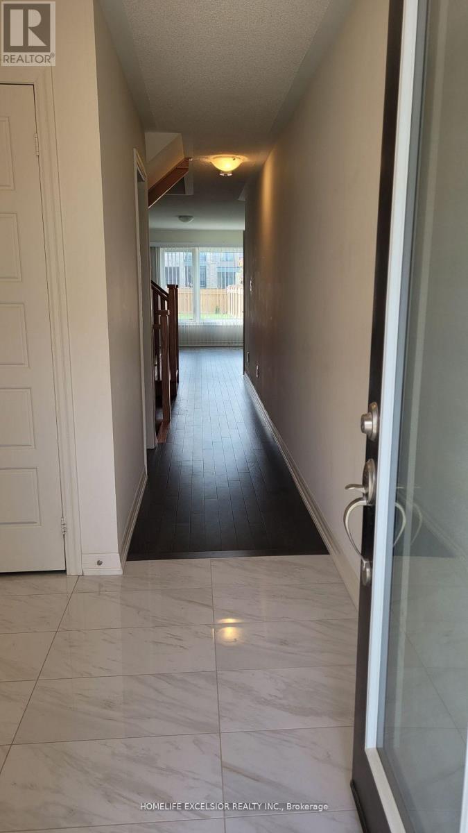 Main entrance at ground level - 192 Tango Crescent, Newmarket, ON - Indoor Photo Showing Other Room