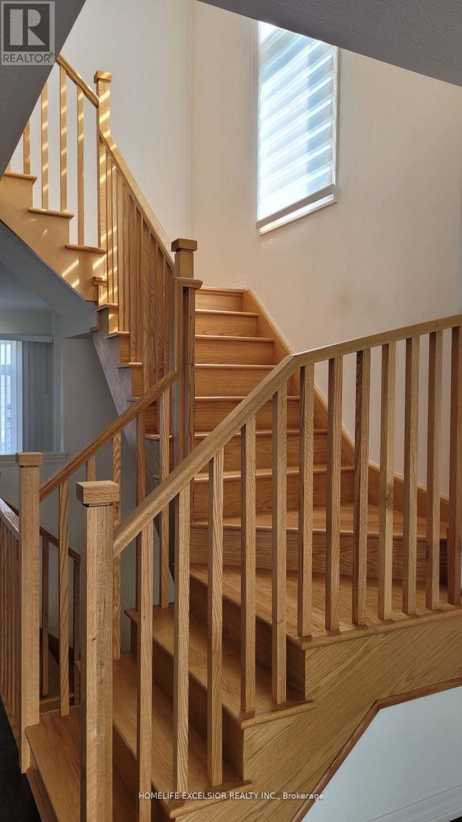 Stairs upwards to 3rd level - 192 Tango Crescent, Newmarket, ON - Indoor Photo Showing Other Room