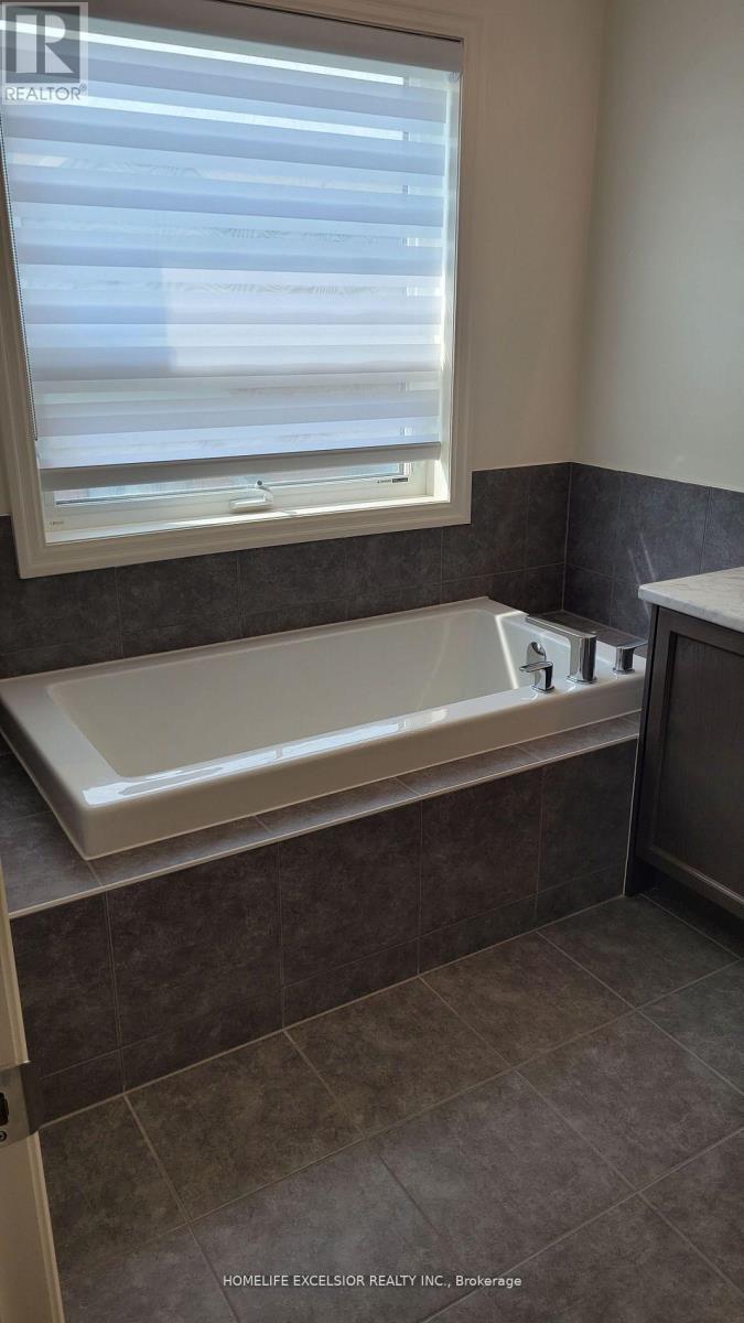 Primary BR Soaker - 192 Tango Crescent, Newmarket, ON - Indoor Photo Showing Bathroom