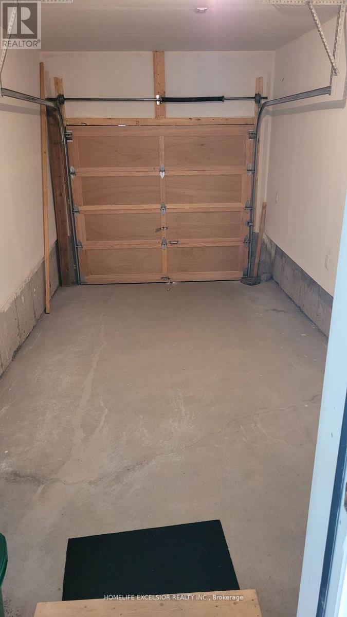 Single B/I garage - 192 Tango Crescent, Newmarket, ON - Indoor Photo Showing Garage