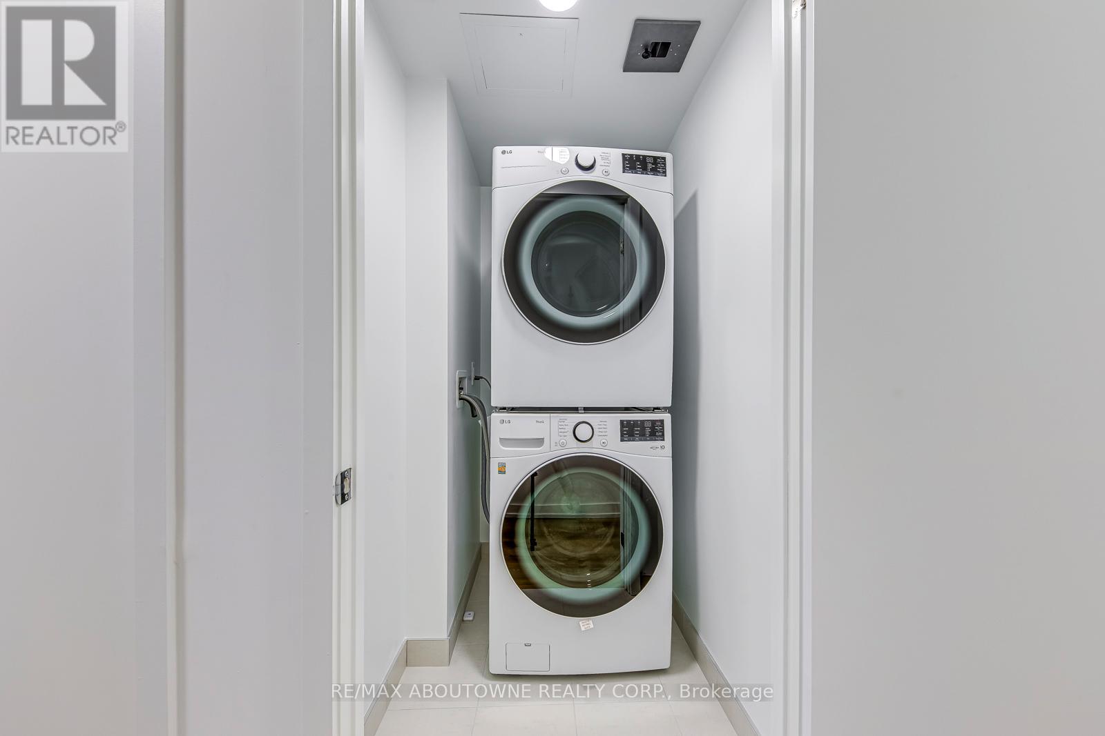 1106 - 395 Square One Drive, Mississauga, ON - Indoor Photo Showing Laundry Room