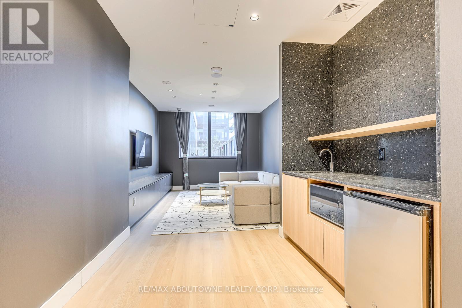 1106 - 395 Square One Drive, Mississauga, ON - Indoor