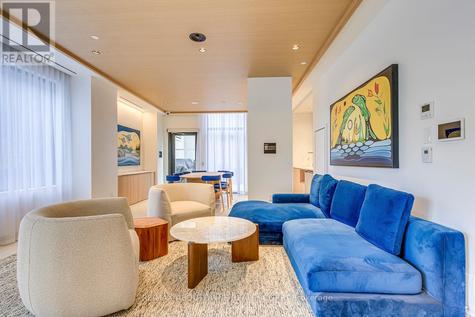 1106 - 395 Square One Drive, Mississauga, ON - Indoor Photo Showing Living Room