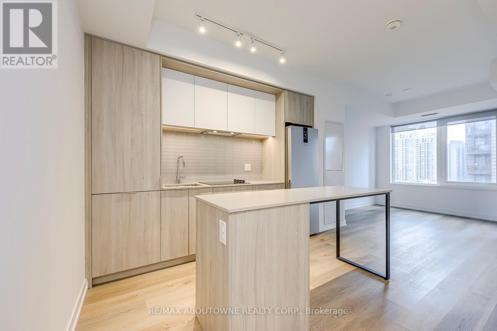 1106 - 395 Square One Drive, Mississauga, ON - Indoor Photo Showing Kitchen