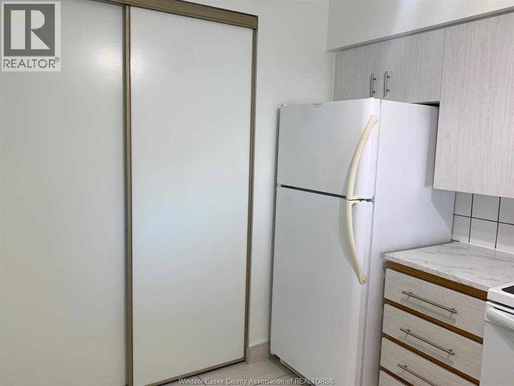 75 Riverside Drive East Unit# 410, Windsor, ON - Indoor Photo Showing Kitchen