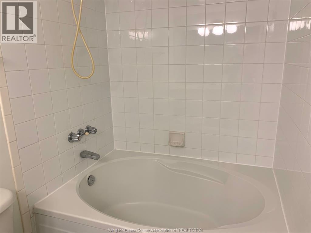 75 Riverside Drive East Unit# 410, Windsor, ON - Indoor Photo Showing Bathroom