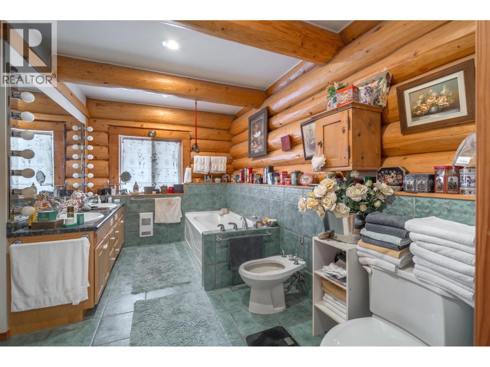 5565 Backvalley Road, 100 Mile House, BC - Indoor