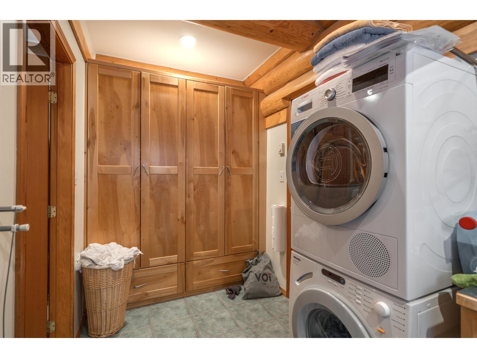 5565 Backvalley Road, 100 Mile House, BC - Indoor Photo Showing Laundry Room