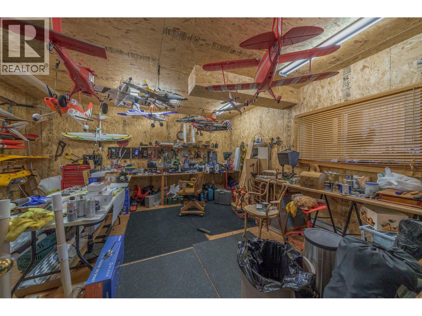 5565 Backvalley Road, 100 Mile House, BC - Indoor