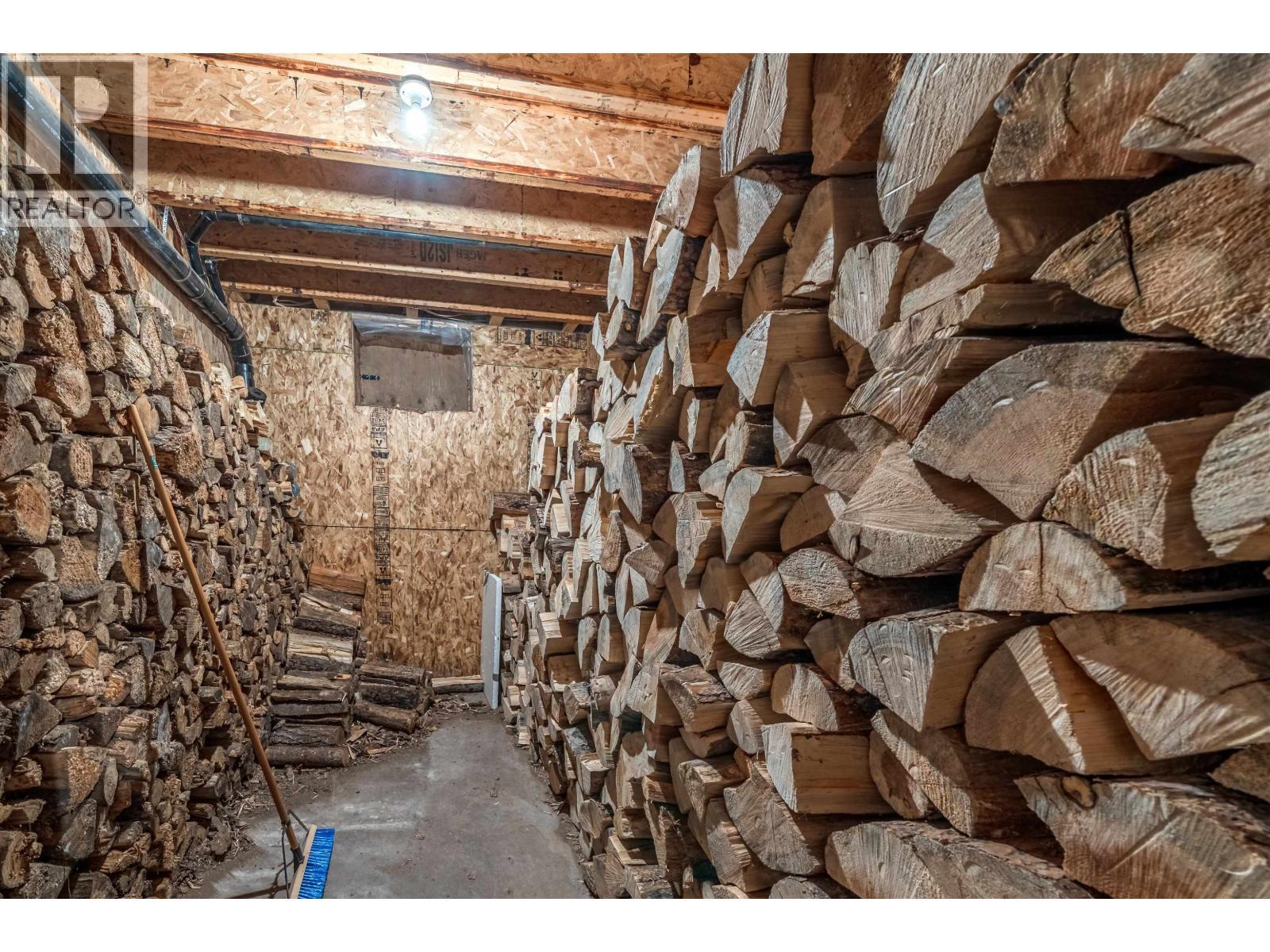 5565 Backvalley Road, 100 Mile House, BC - Indoor