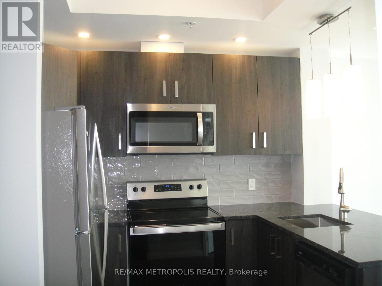 1904 - 108 Garment Street, Kitchener, ON - Indoor Photo Showing Kitchen With Upgraded Kitchen