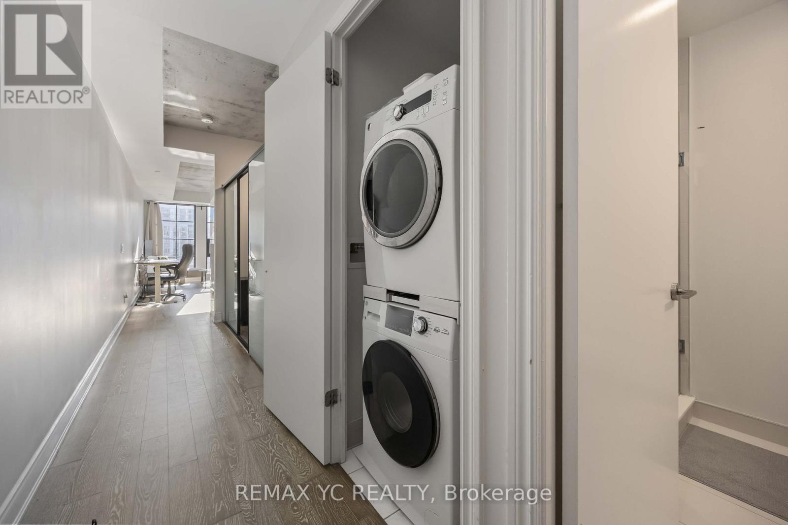 906 - 608 Richmond Street W, Toronto, ON - Indoor Photo Showing Laundry Room