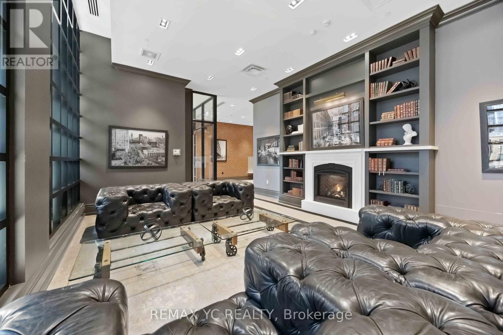 906 - 608 Richmond Street W, Toronto, ON - Indoor With Fireplace