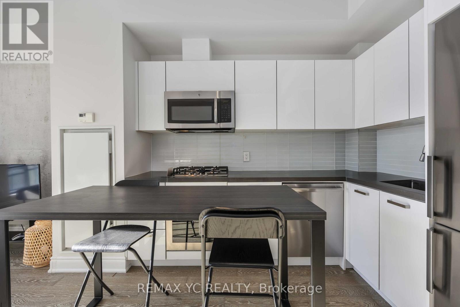 906 - 608 Richmond Street W, Toronto, ON - Indoor Photo Showing Kitchen With Stainless Steel Kitchen With Upgraded Kitchen