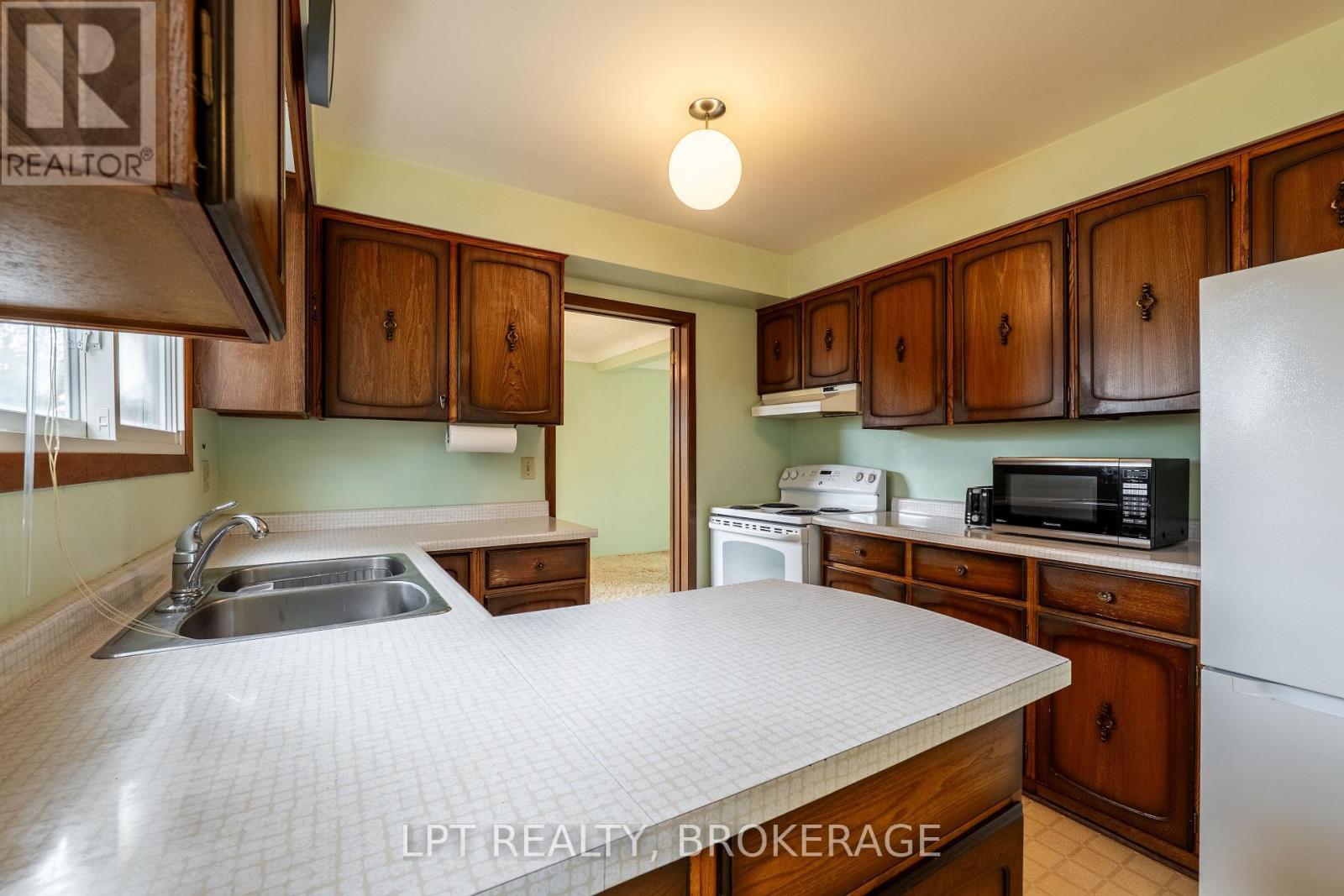168 Braemar Road, Kingston (City Southwest), ON - Indoor Photo Showing Kitchen With Double Sink