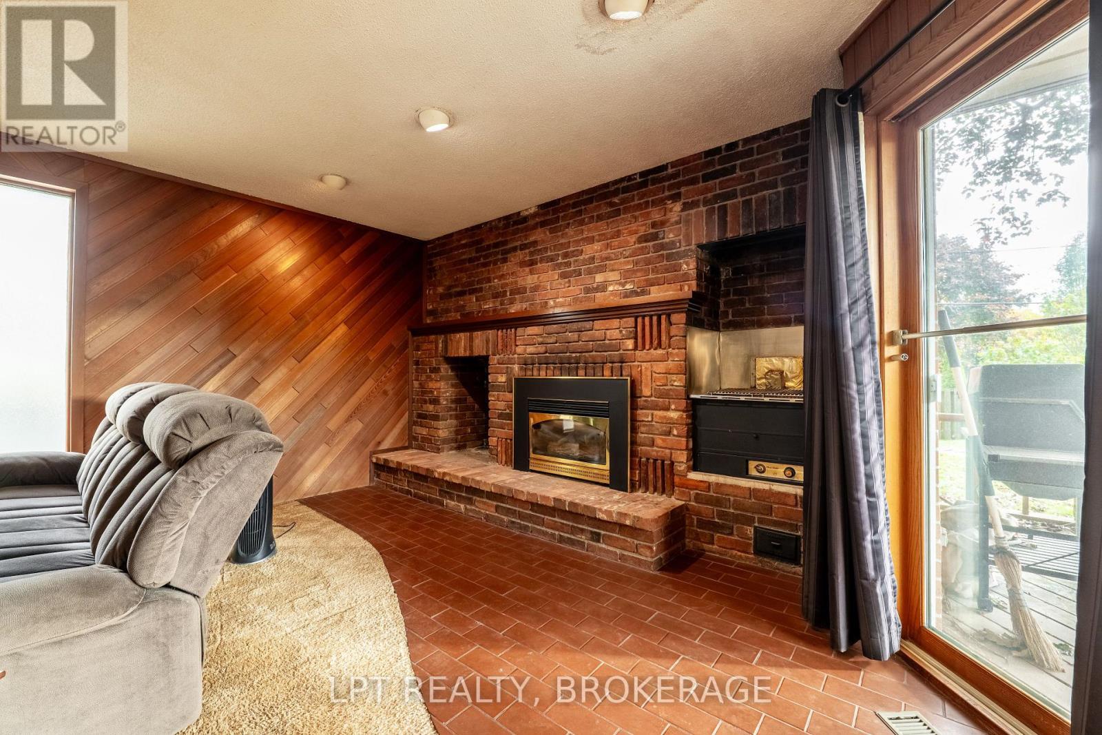 168 Braemar Road, Kingston (City Southwest), ON - Indoor With Fireplace
