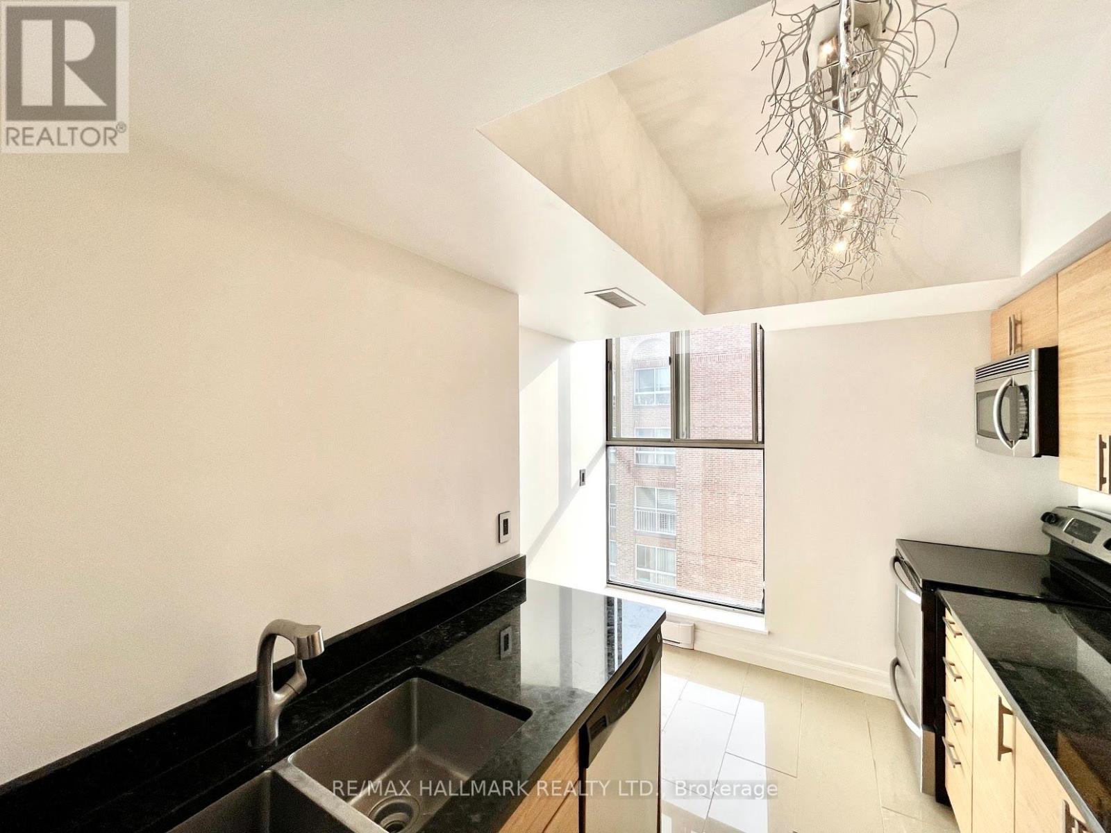 927 - 65 Scadding Avenue, Toronto, ON - Indoor Photo Showing Kitchen