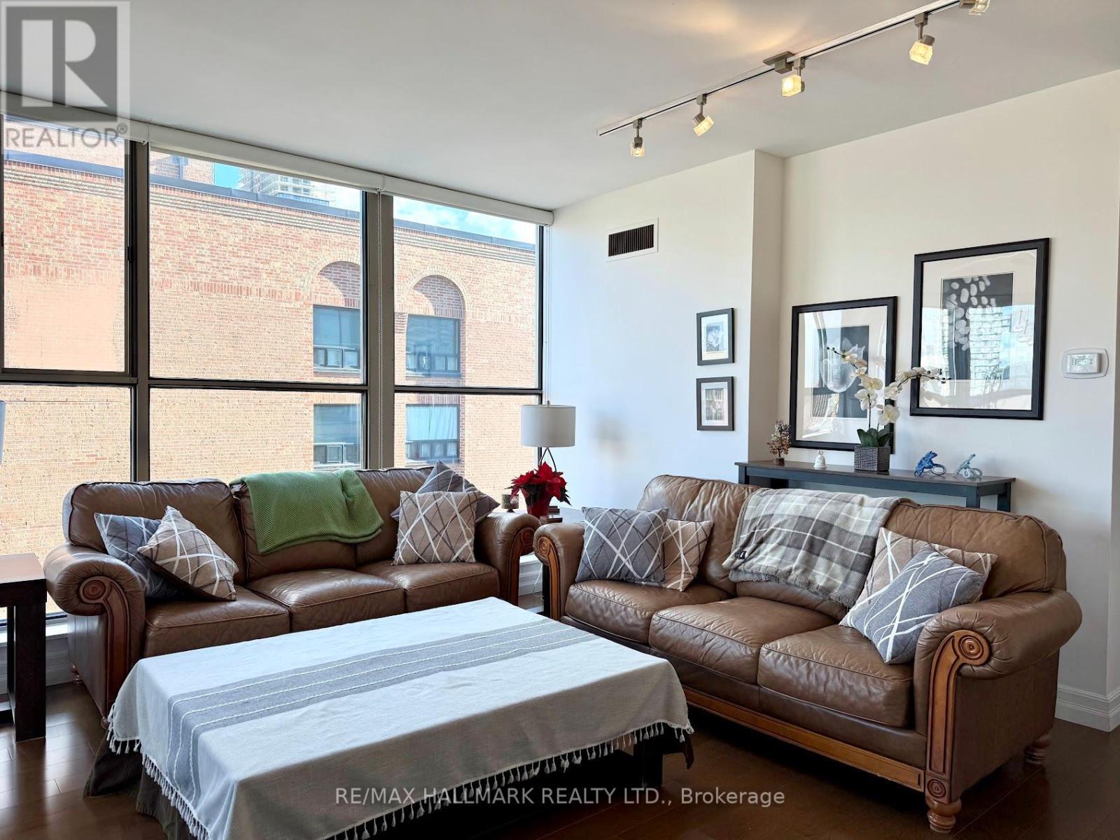 927 - 65 Scadding Avenue, Toronto, ON - Indoor Photo Showing Living Room