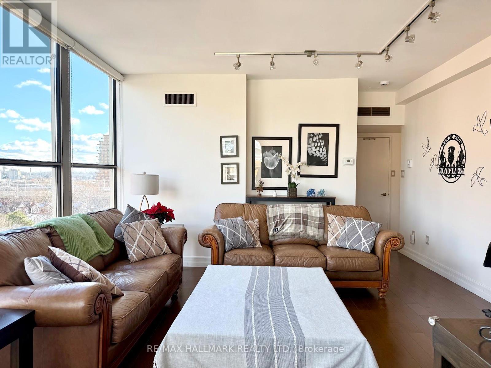 927 - 65 Scadding Avenue, Toronto, ON - Indoor Photo Showing Living Room