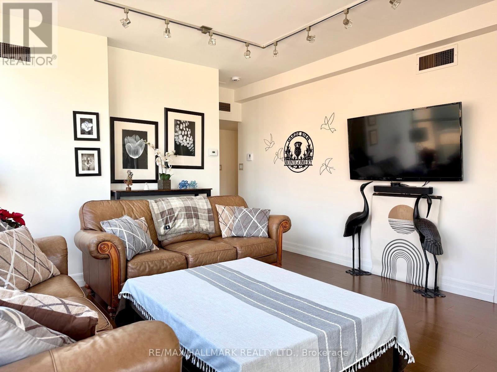 927 - 65 Scadding Avenue, Toronto, ON - Indoor Photo Showing Living Room