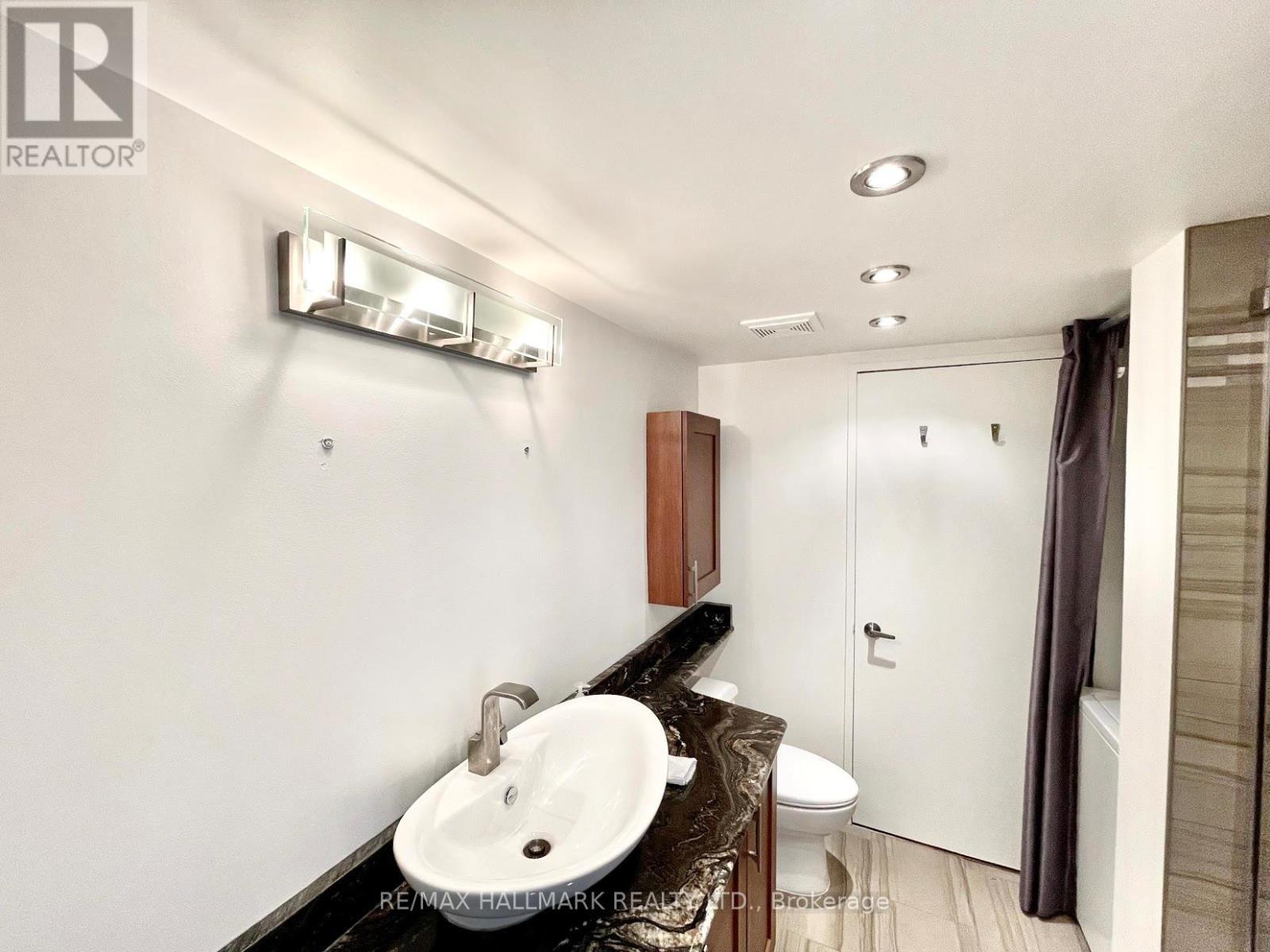 927 - 65 Scadding Avenue, Toronto, ON - Indoor Photo Showing Bathroom