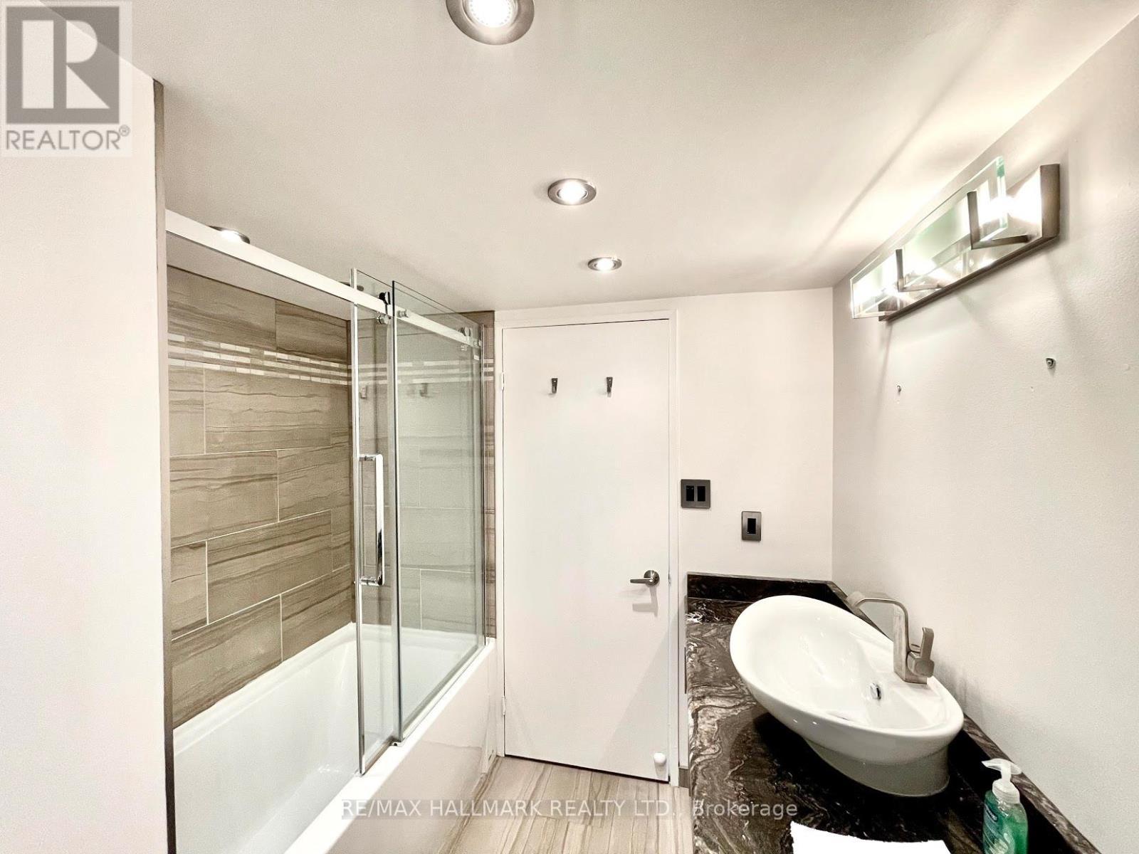 927 - 65 Scadding Avenue, Toronto, ON - Indoor Photo Showing Bathroom