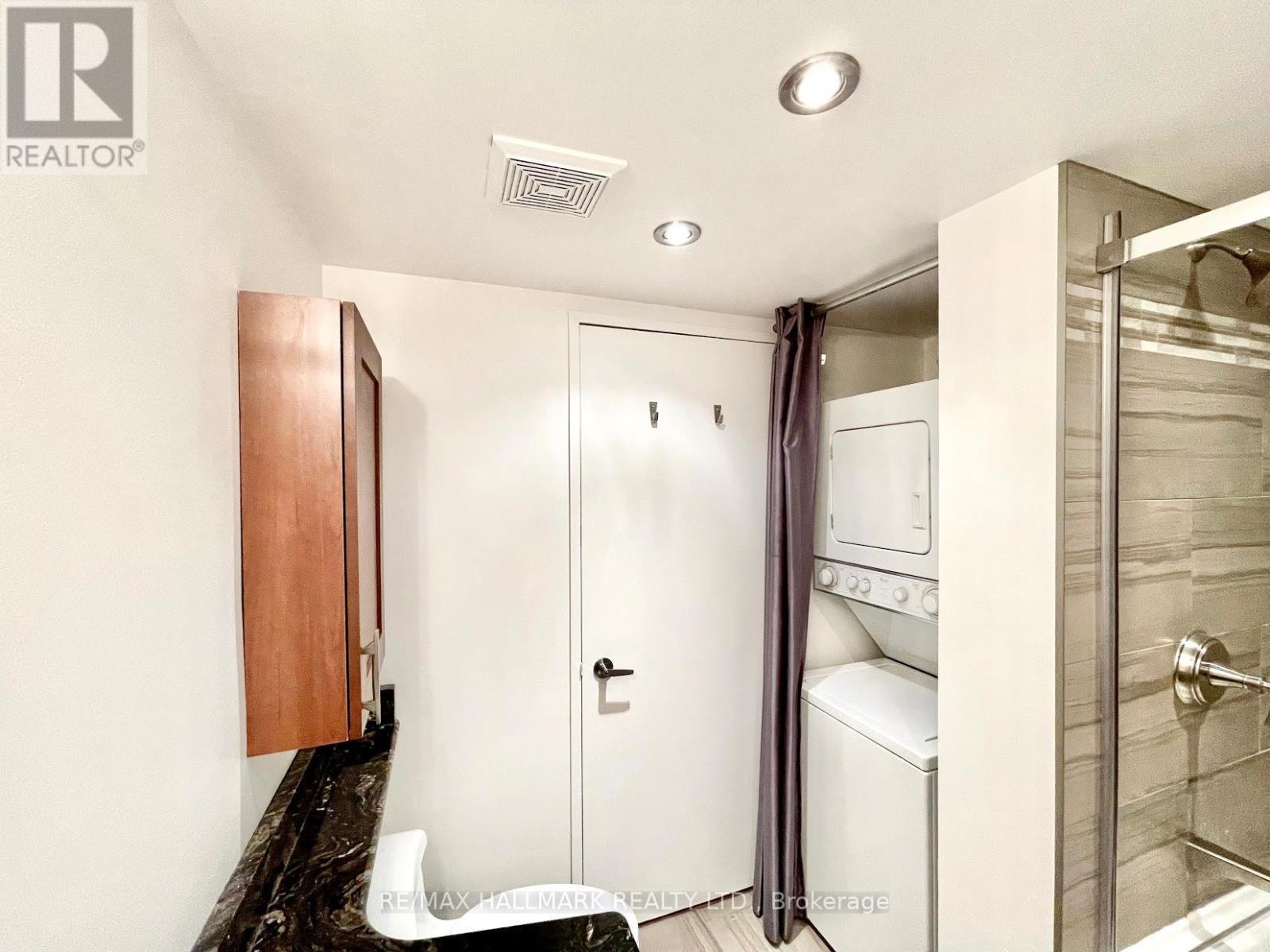 927 - 65 Scadding Avenue, Toronto, ON - Indoor Photo Showing Laundry Room