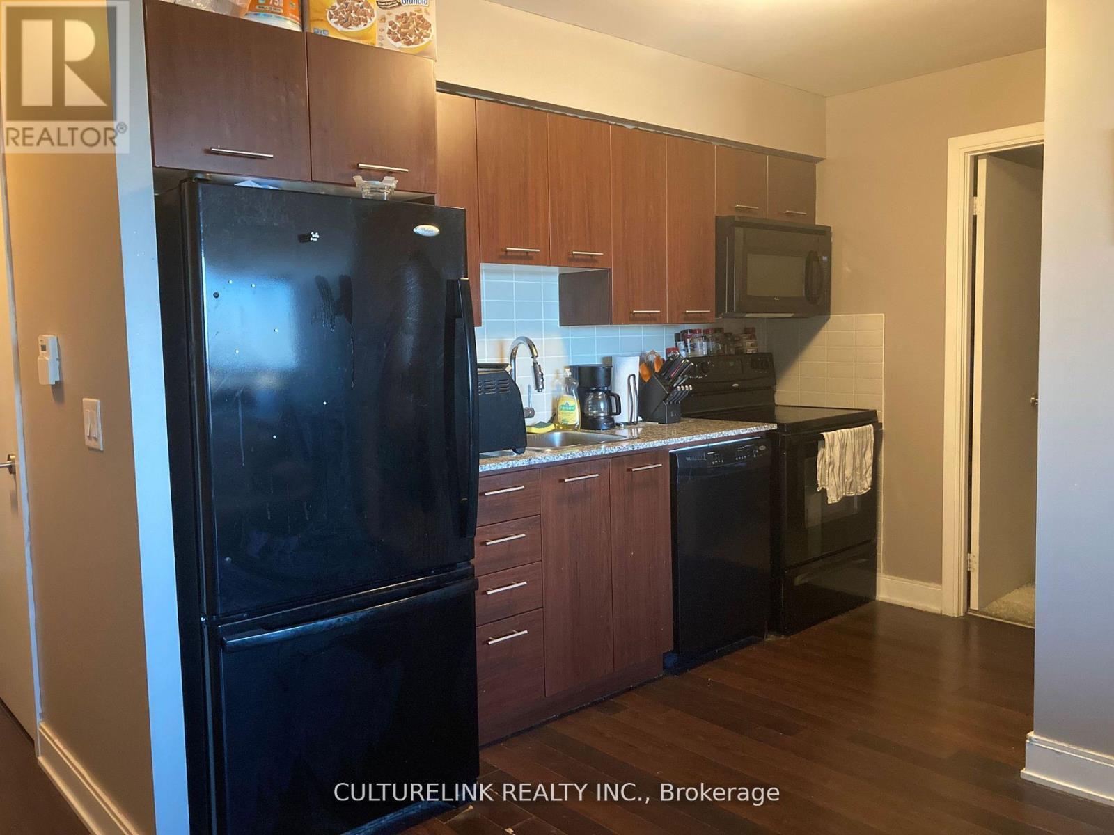 3815 - 135 Village Green Square, Toronto, ON - Indoor Photo Showing Kitchen