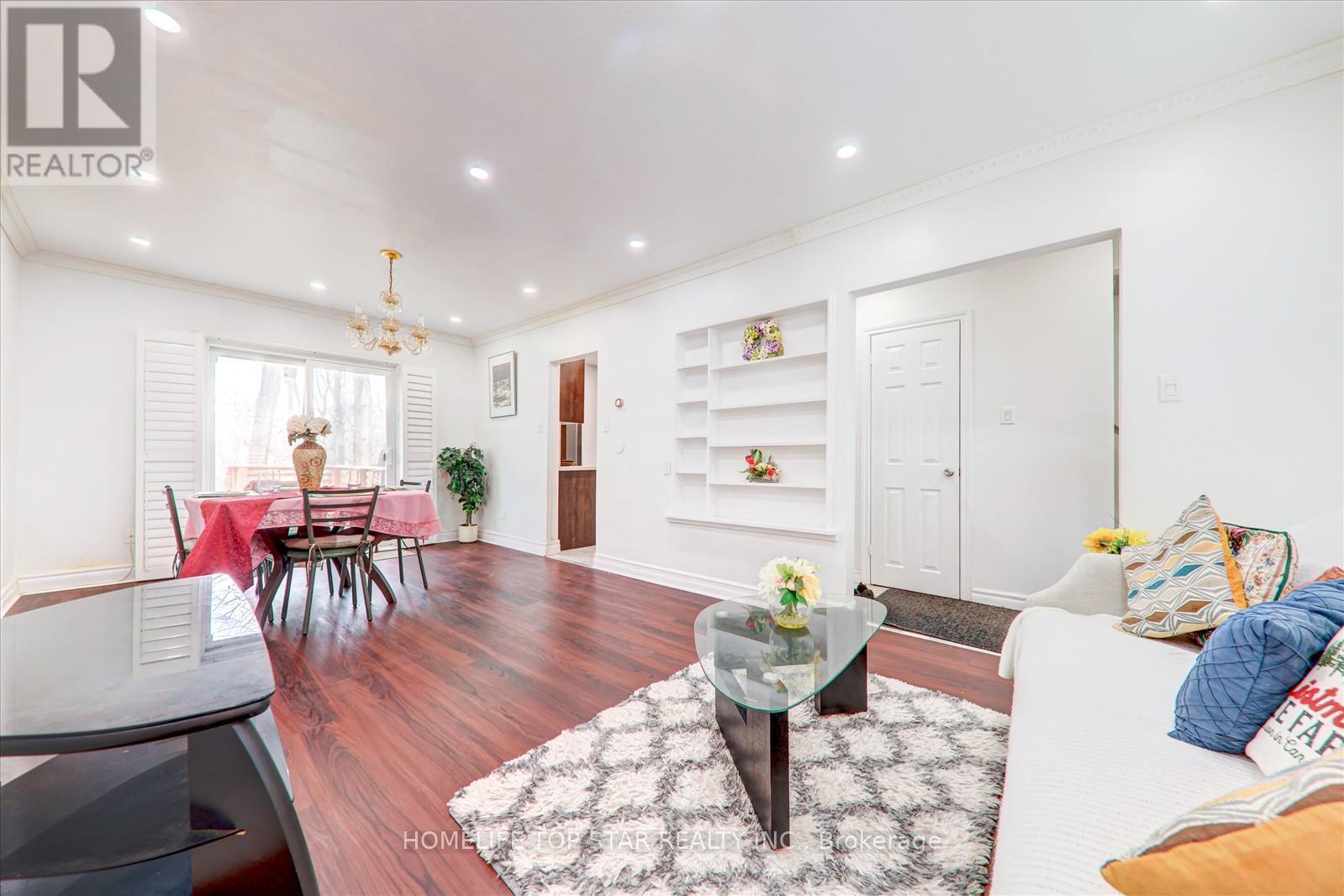 50 Chestnut Crescent, Toronto, ON - Indoor Photo Showing Living Room
