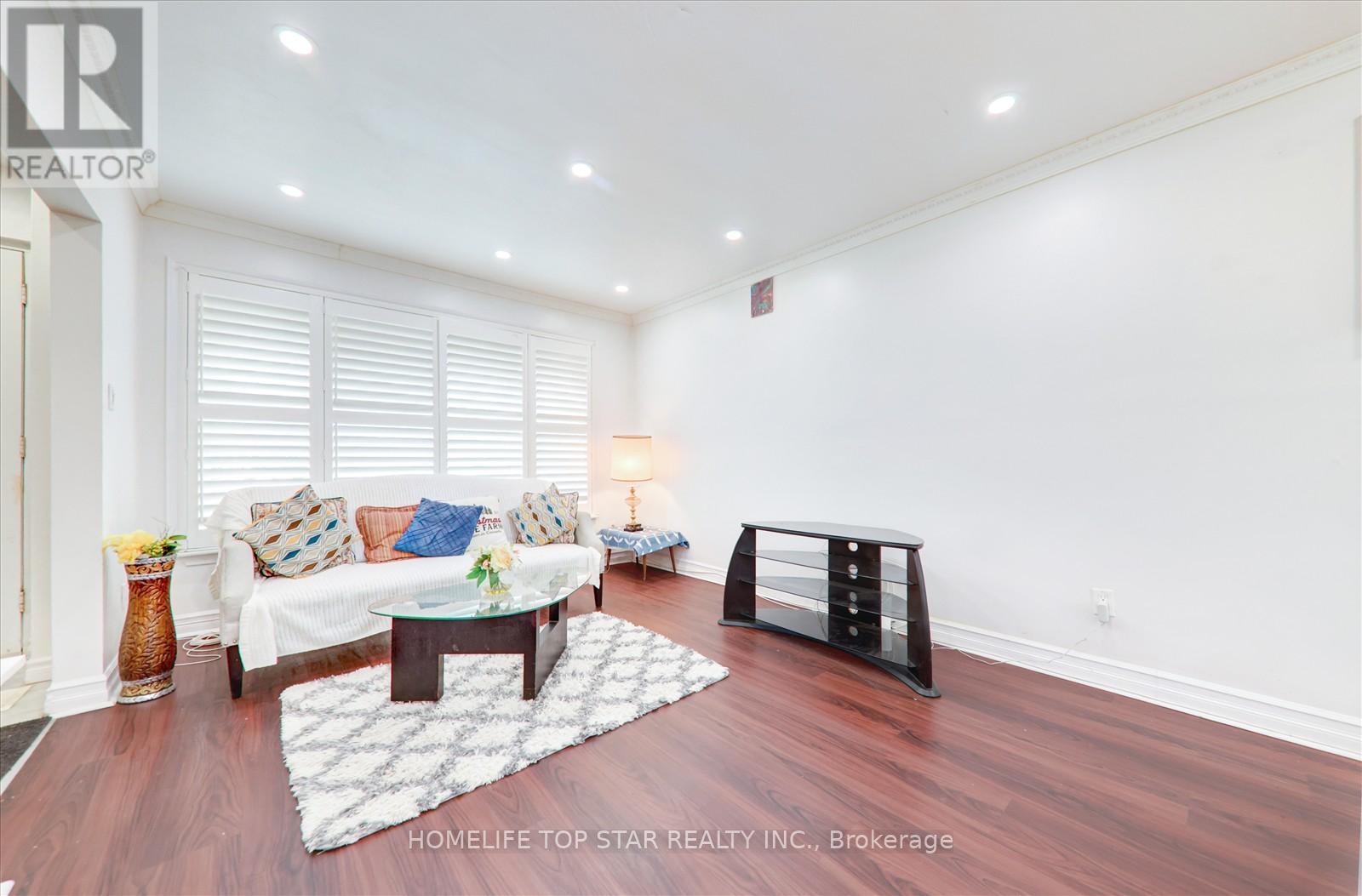 50 Chestnut Crescent, Toronto, ON - Indoor Photo Showing Living Room