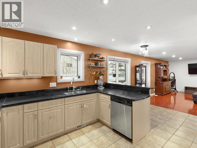 40 Stope Way, Whitehorse, YT - Indoor Photo Showing Kitchen With Double Sink