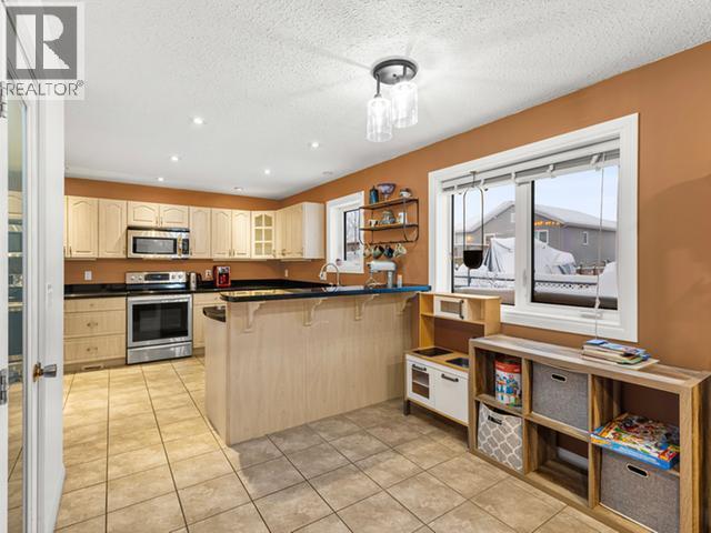 40 Stope Way, Whitehorse, YT - Indoor Photo Showing Kitchen