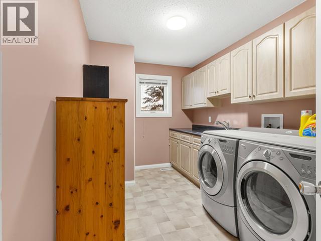 40 Stope Way, Whitehorse, YT - Indoor Photo Showing Laundry Room