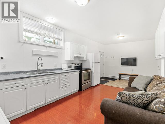 40 Stope Way, Whitehorse, YT - Indoor Photo Showing Kitchen With Double Sink