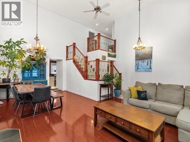 40 Stope Way, Whitehorse, YT - Indoor Photo Showing Living Room