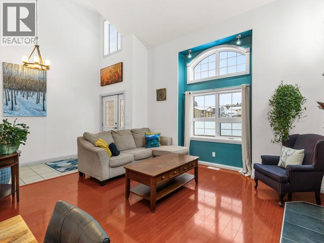 40 Stope Way, Whitehorse, YT - Indoor Photo Showing Living Room