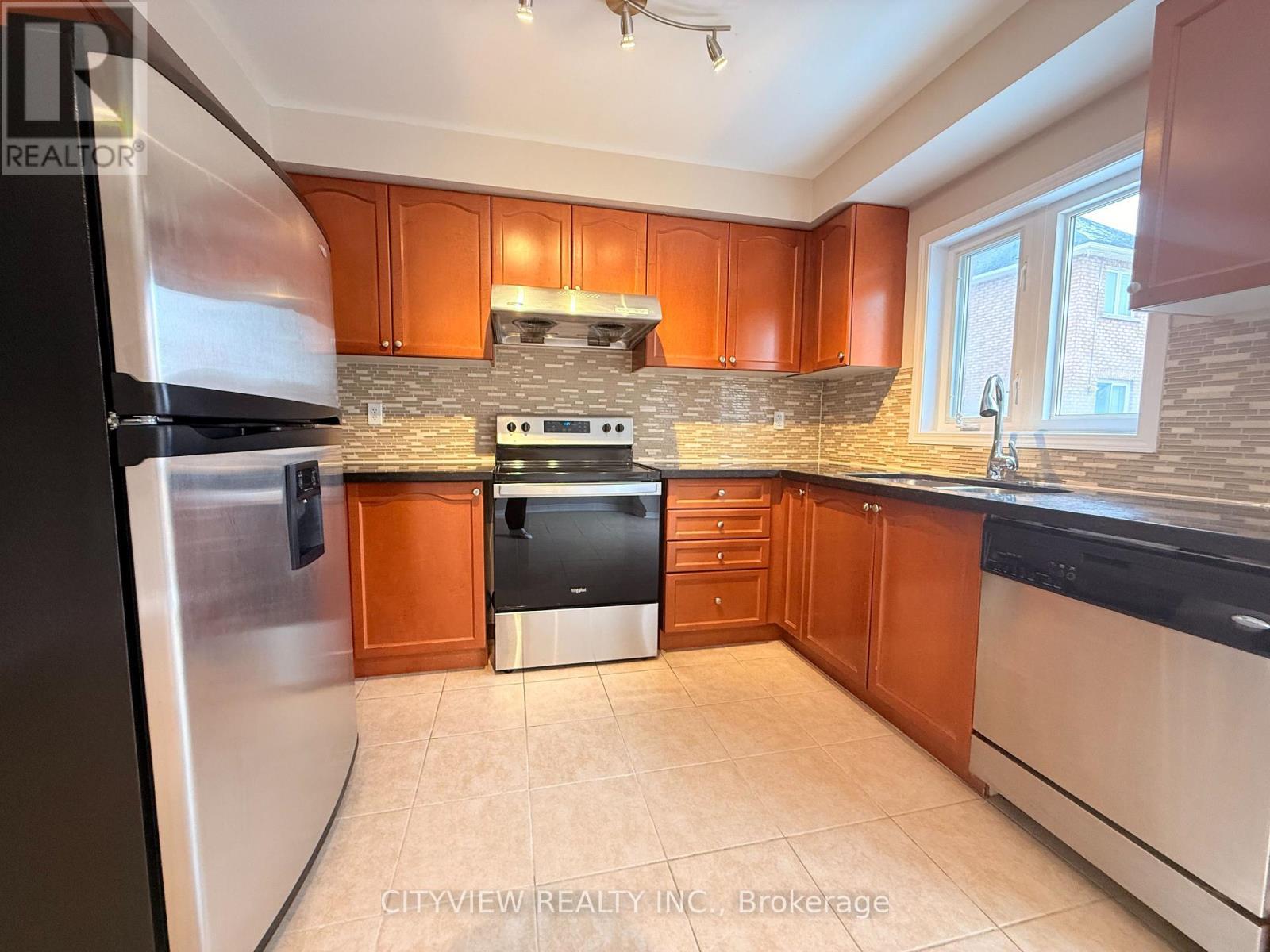 5727 Retreat Street, Mississauga, ON - Indoor Photo Showing Kitchen With Stainless Steel Kitchen