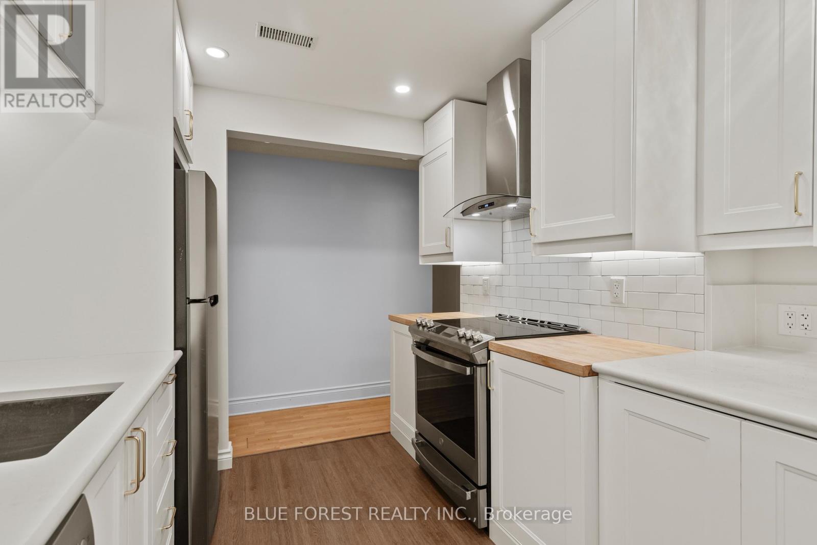 102 - 460 Wellington Street, London East (East F), ON - Indoor Photo Showing Kitchen With Stainless Steel Kitchen With Upgraded Kitchen
