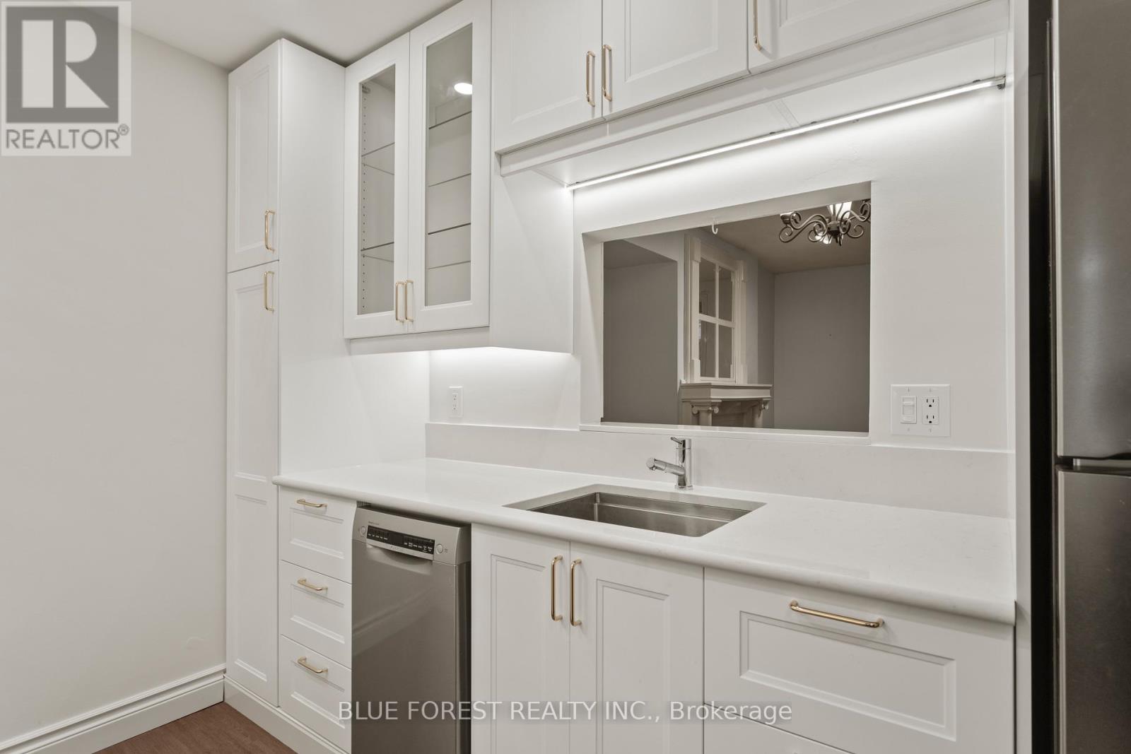 102 - 460 Wellington Street, London East (East F), ON - Indoor Photo Showing Kitchen