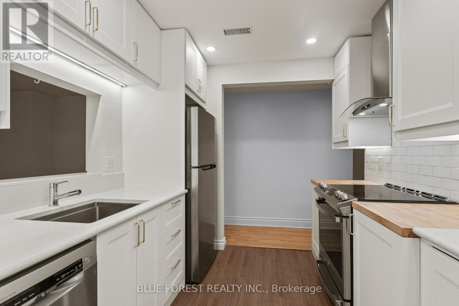 102 - 460 Wellington Street, London East (East F), ON - Indoor Photo Showing Kitchen With Stainless Steel Kitchen