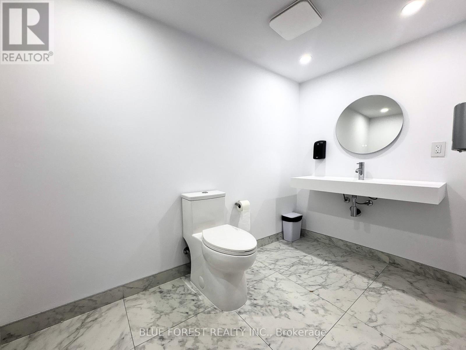 102 - 460 Wellington Street, London East (East F), ON - Indoor Photo Showing Bathroom