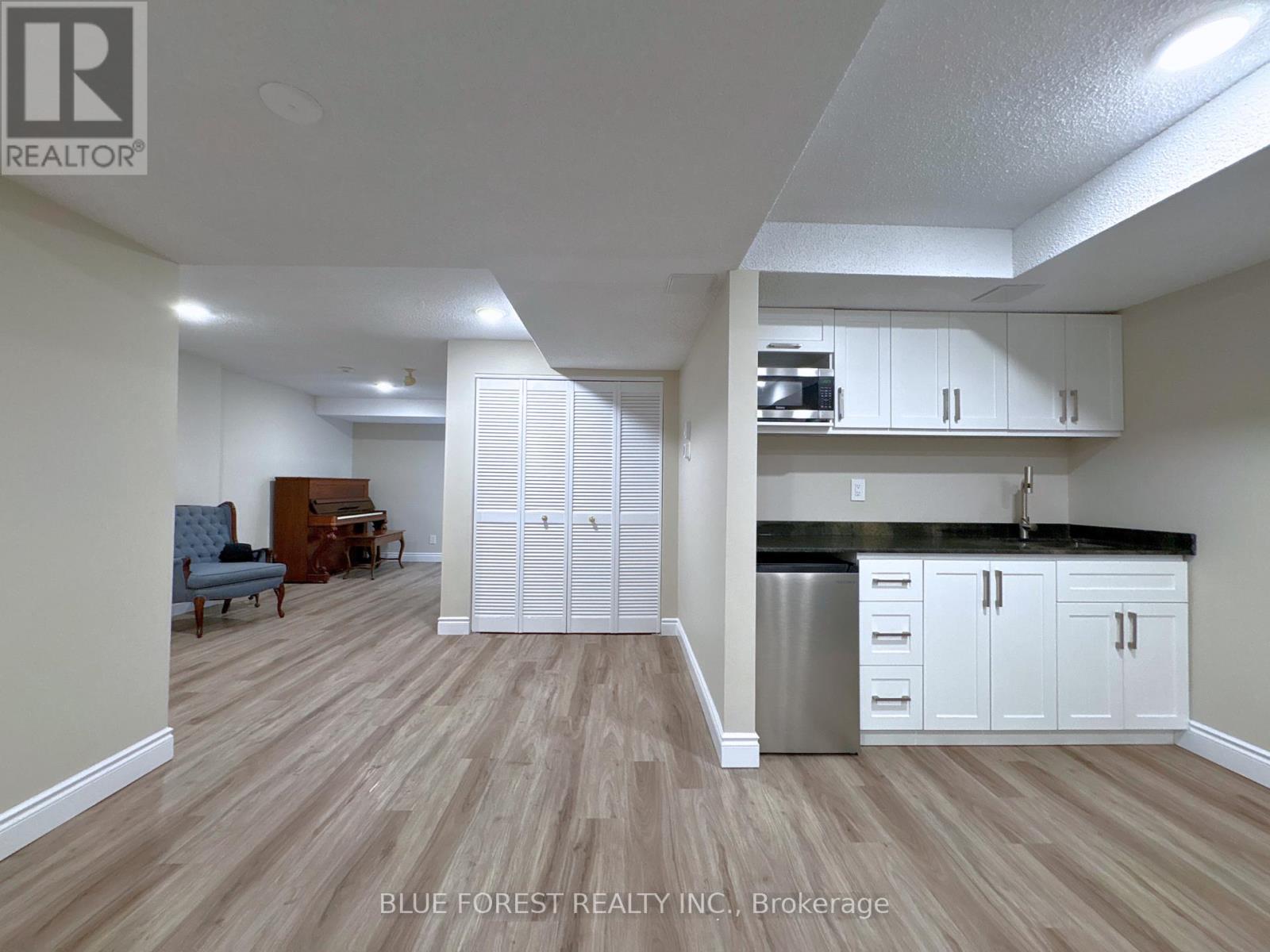 102 - 460 Wellington Street, London East (East F), ON - Indoor