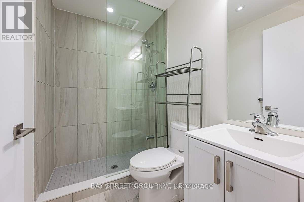 304 - 17 Dundonald Street, Toronto, ON - Indoor Photo Showing Bathroom