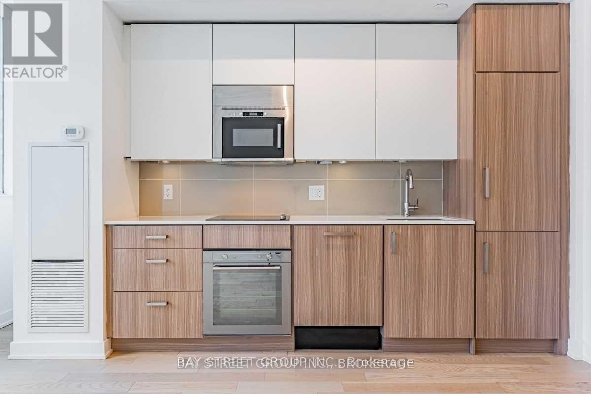304 - 17 Dundonald Street, Toronto, ON - Photo Showing Kitchen