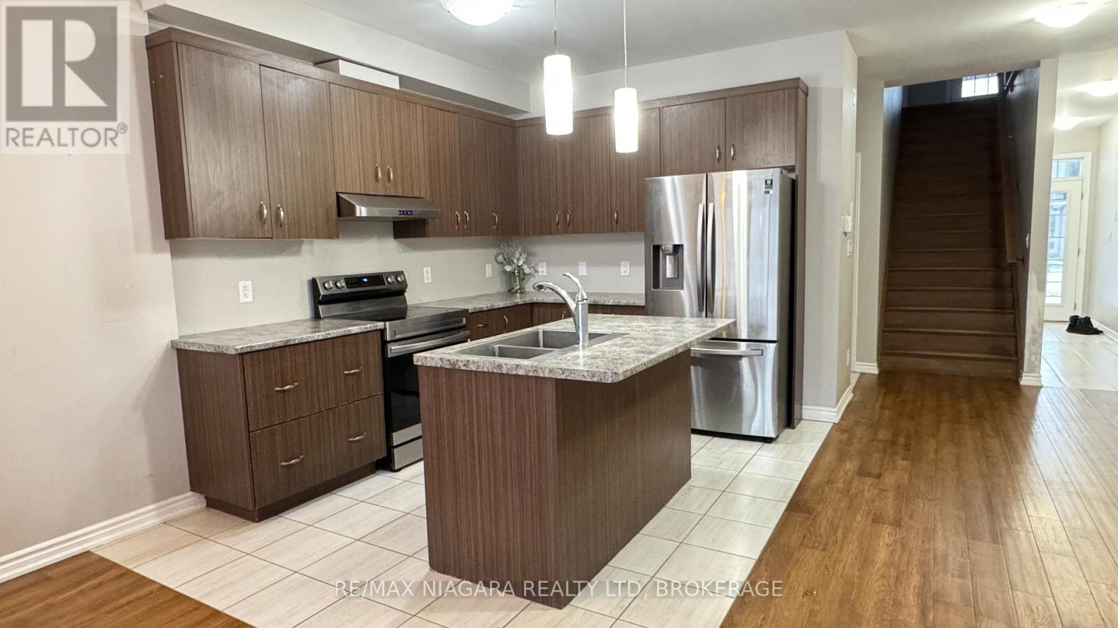 263 Louise Street, Welland (Lincoln/Crowland), ON - Indoor Photo Showing Kitchen