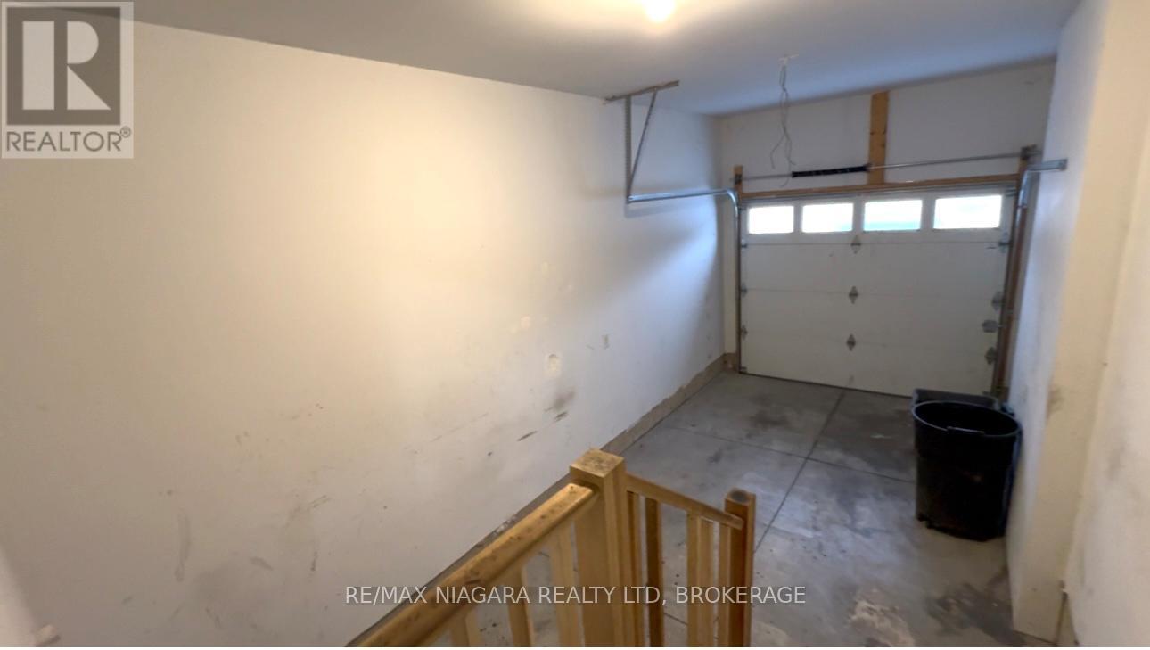 263 Louise Street, Welland (Lincoln/Crowland), ON - Indoor Photo Showing Garage